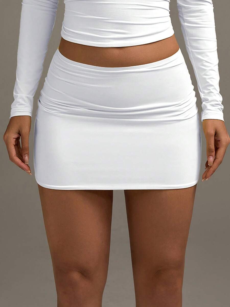 White low waist ruched bodycon mini skirt made of high stretch knitted fabric.