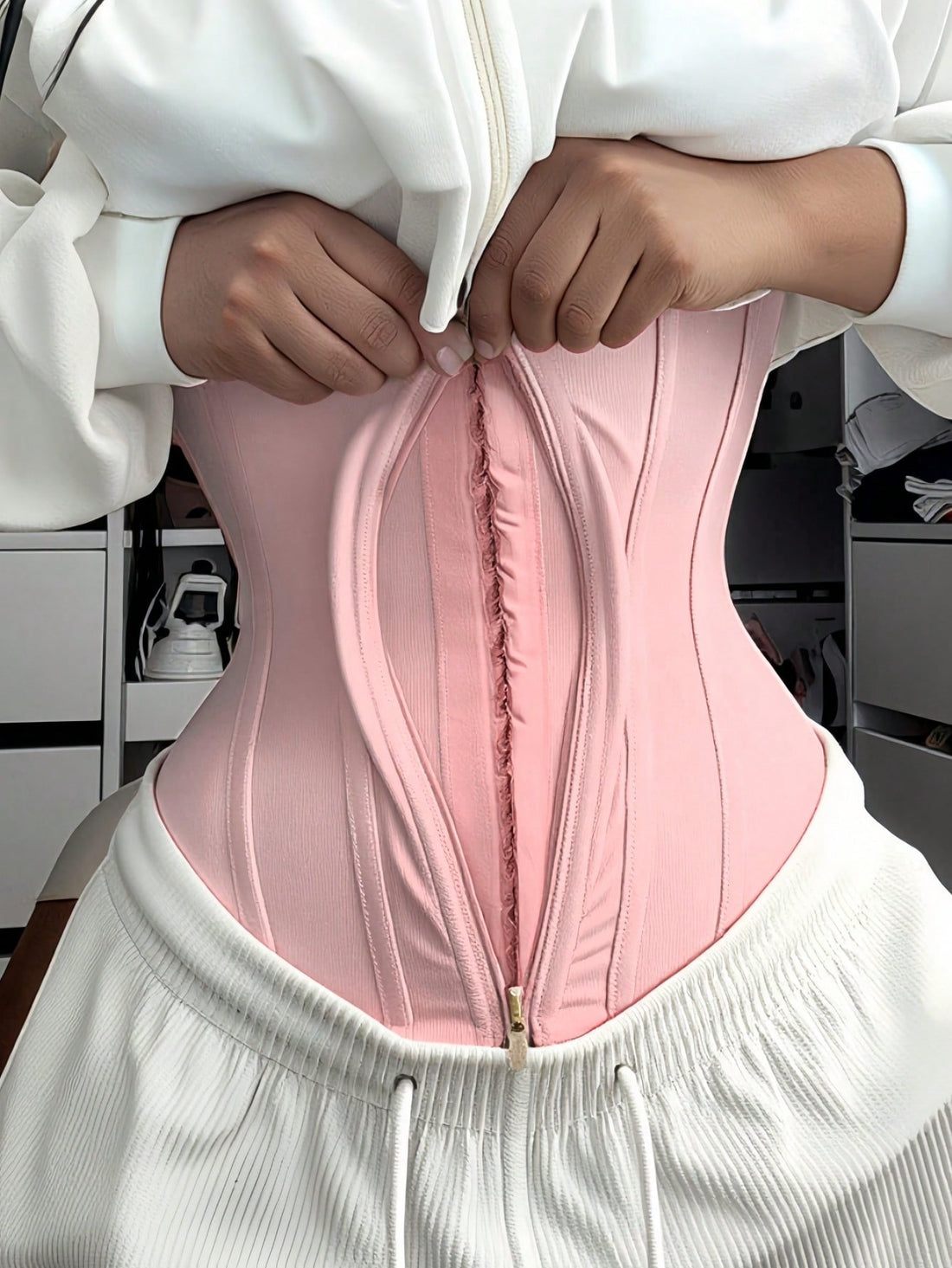 Women's latex waist trainer belt featuring zipper girdle design, contrast binding, and strong underbust waist support.