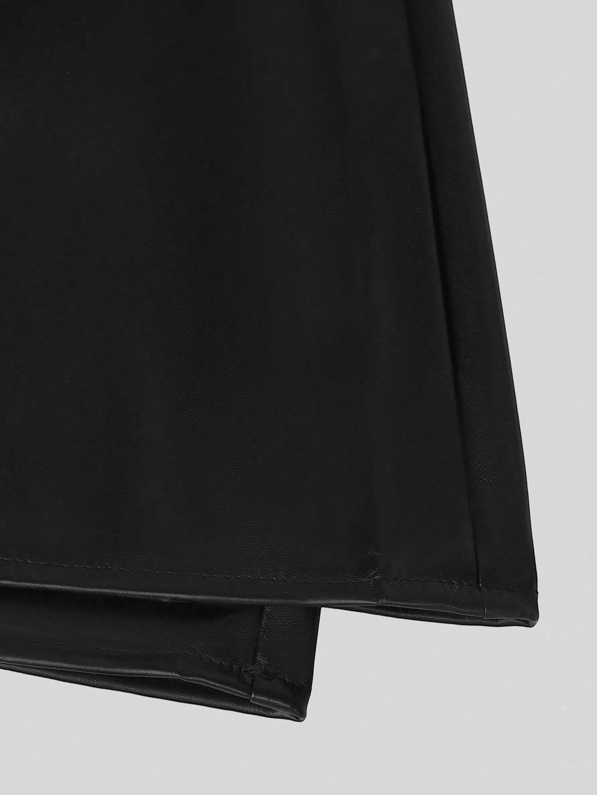 Women's black Y2K low waist PU leather mini skirt with zipper detail