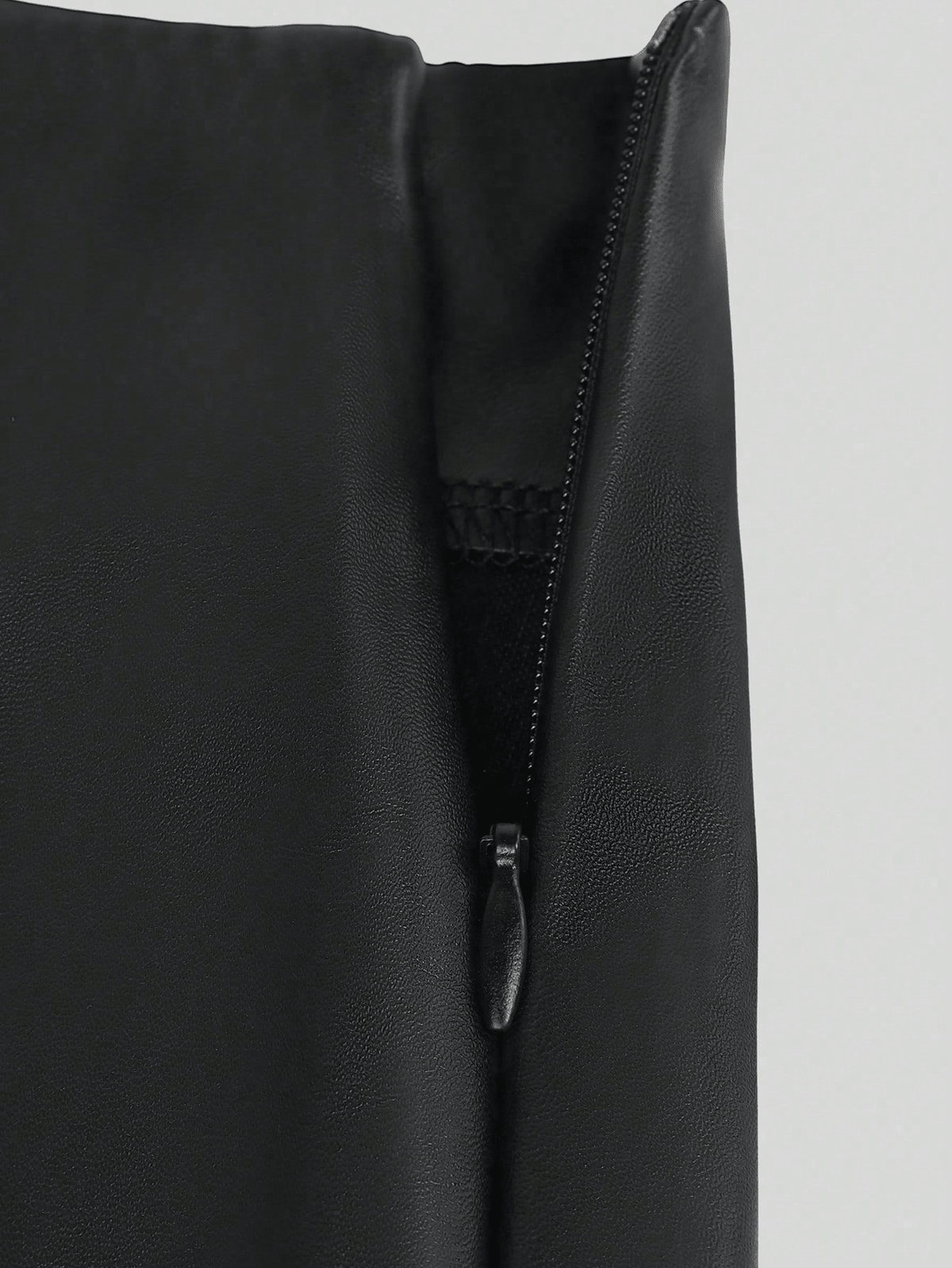 Women's black Y2K low waist PU leather mini skirt with zipper detail