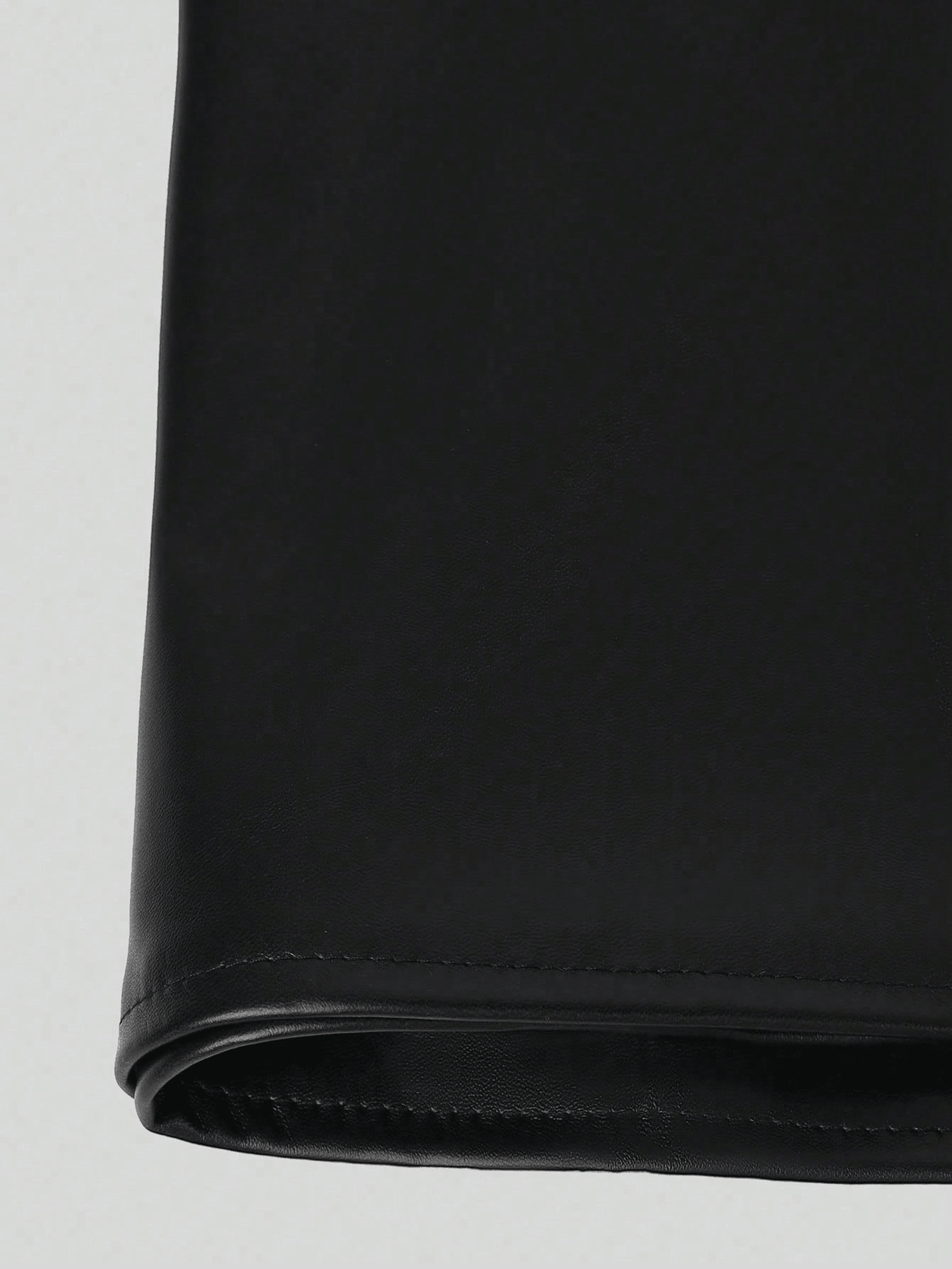 Women's black Y2K low waist PU leather mini skirt with zipper detail