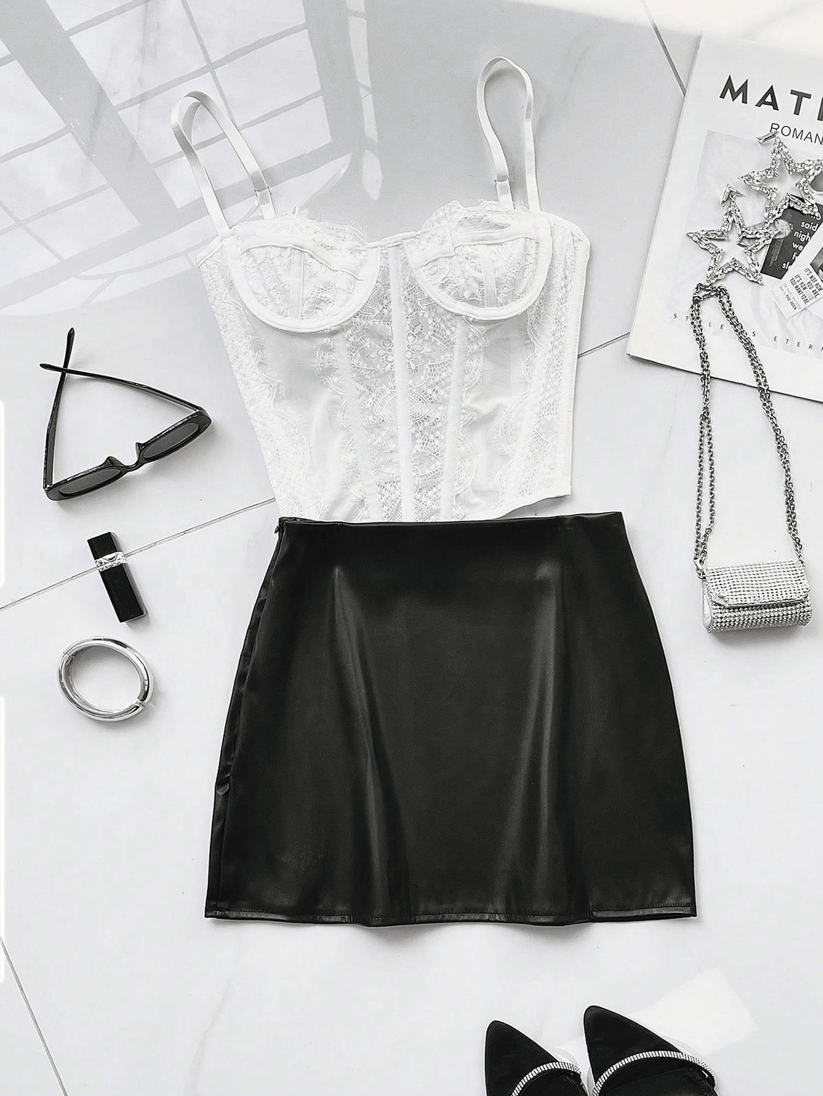 Women's black Y2K low waist PU leather mini skirt with zipper detail