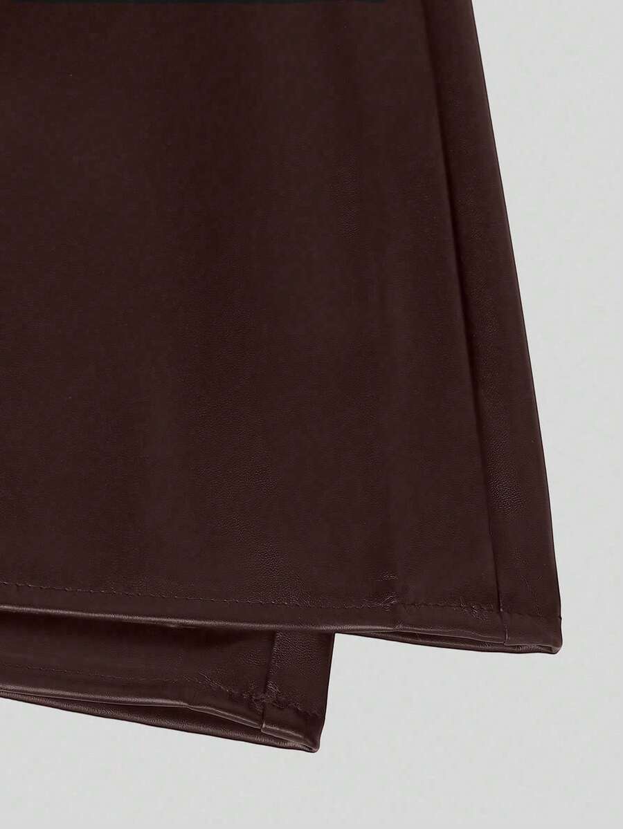Women's black Y2K low waist PU leather mini skirt with zipper detail