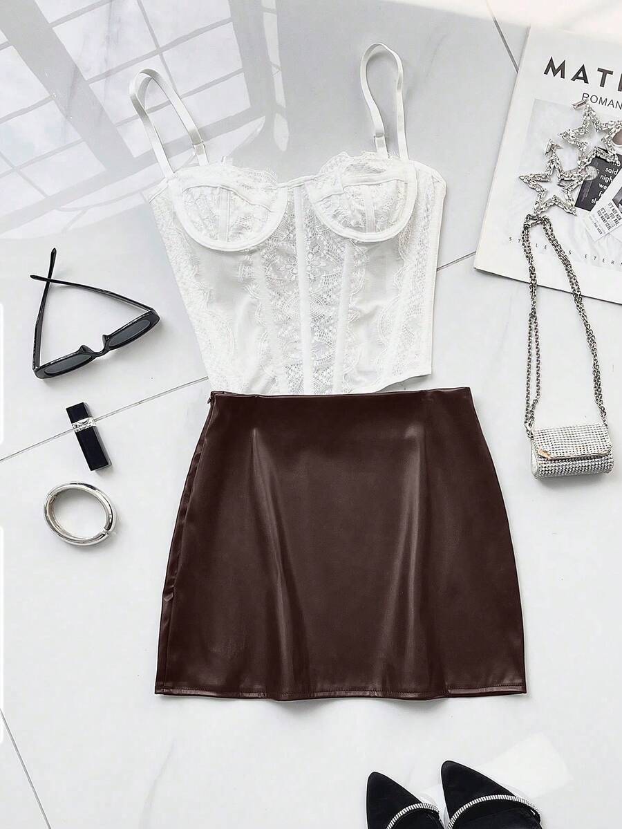 Women's black Y2K low waist PU leather mini skirt with zipper detail