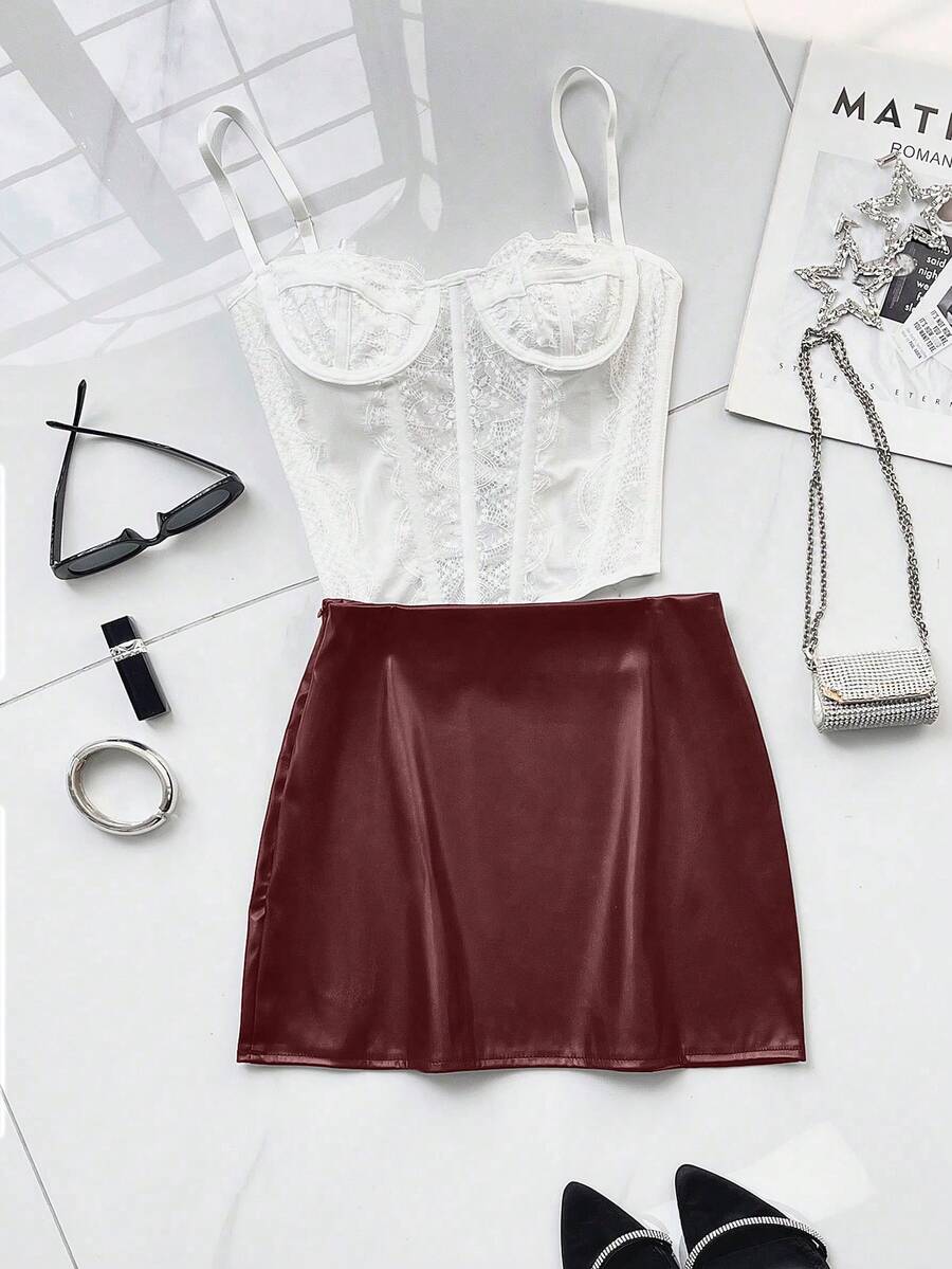 Women's black Y2K low waist PU leather mini skirt with zipper detail