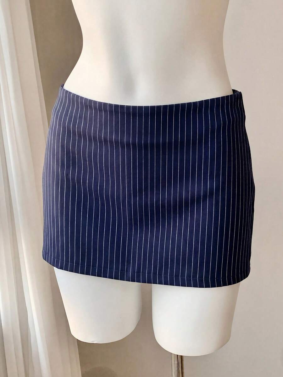 Women's white 100% cotton low waist mini skirt featuring a tropical print and zipper detail.