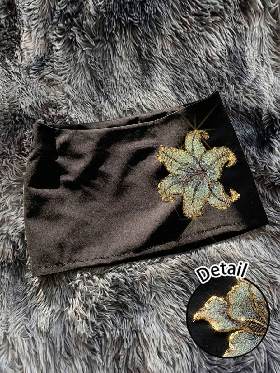 Women's black low waist mini skirt in Y2K casual style made of lined woven fabric