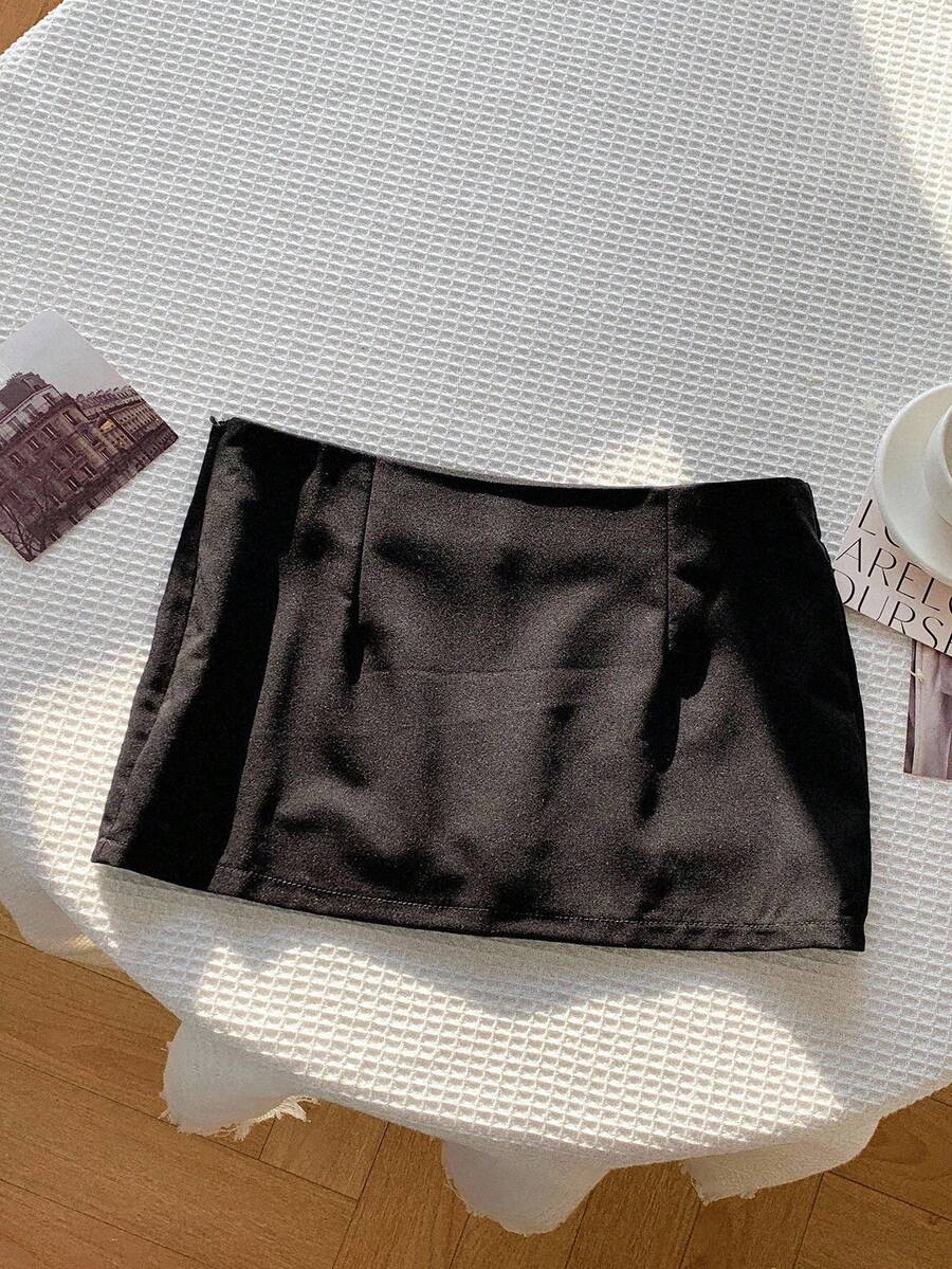 Women's black low waist mini skirt in Y2K casual style made of lined woven fabric