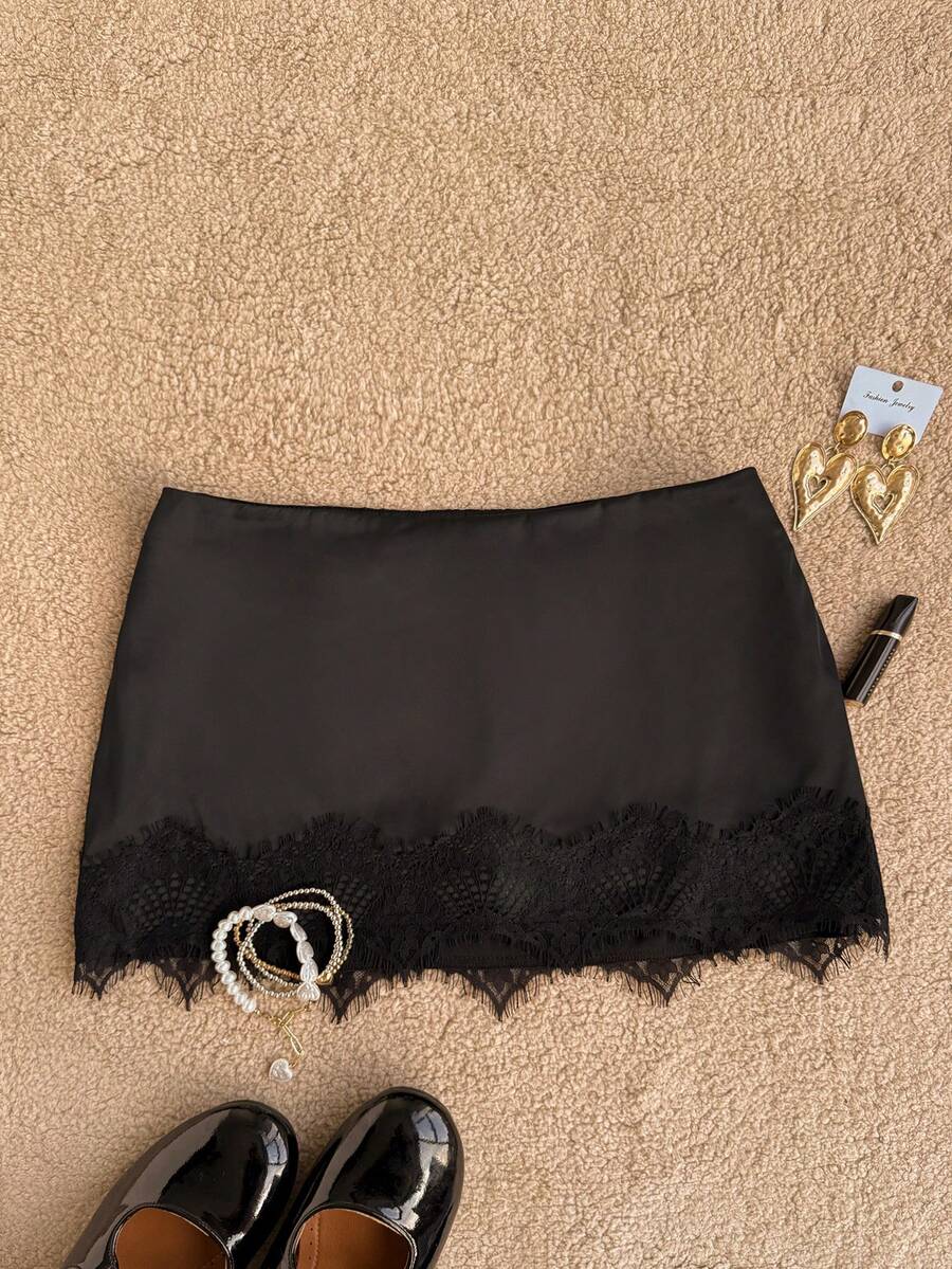 Women's low-waist black lace patchwork mini skirt with bodycon fit.