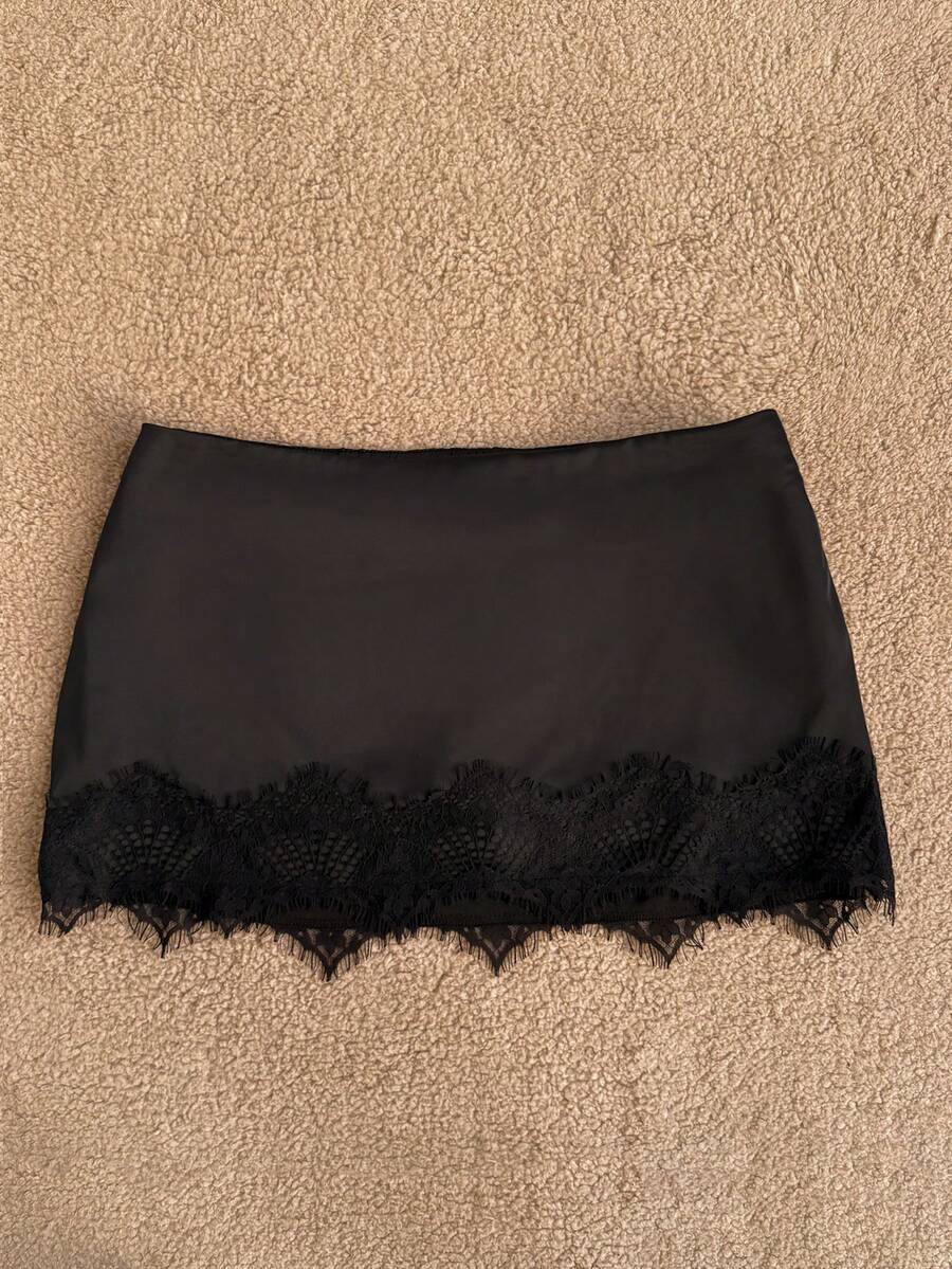 Women's low-waist black lace patchwork mini skirt with bodycon fit.