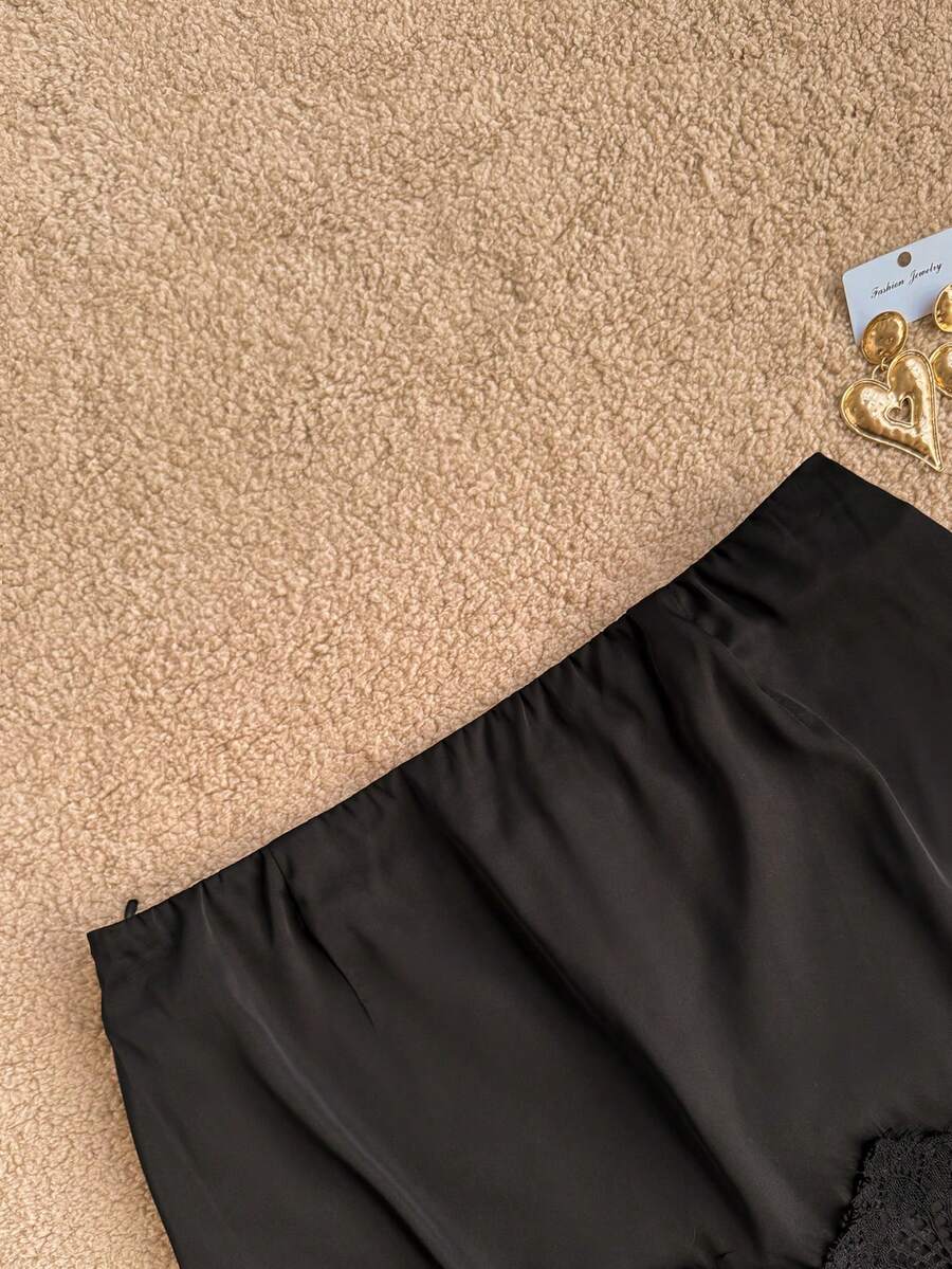 Women's low-waist black lace patchwork mini skirt with bodycon fit.