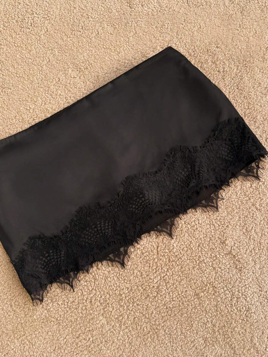 Women's low-waist black lace patchwork mini skirt with bodycon fit.