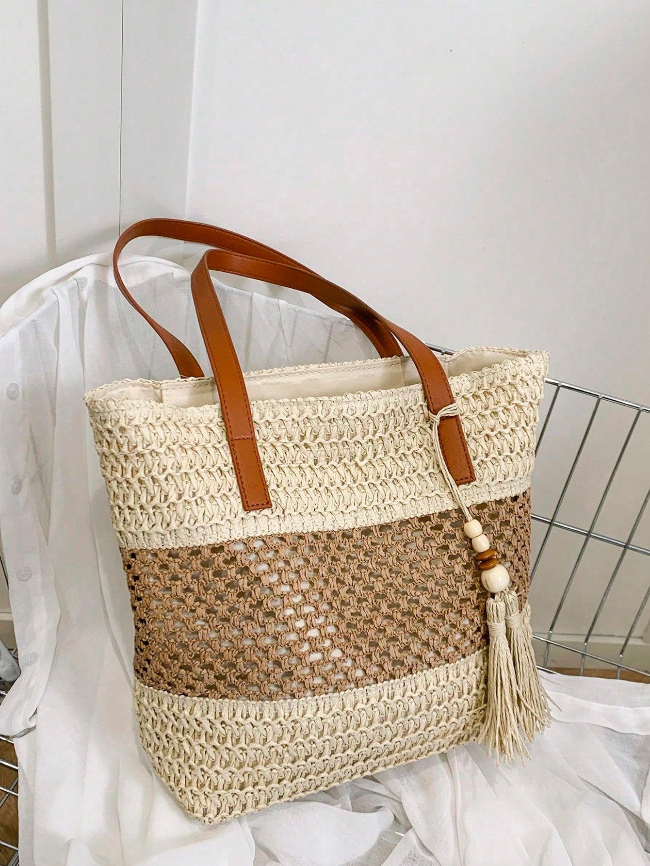 1pc New Holiday Tassel Pendant Bicolor Woven Beach Tote Bag, Casual Shoulder Handbag For Beach Trip